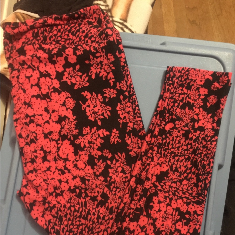 Tall and Curvy pink and black LuLaRoe leggings.
